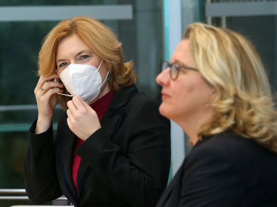Die Ministerinnen Julia Klöckner (l) und Svenja Schulze stellen die Beschlüsse der Bundesregierung zum Insektenschutz vor.