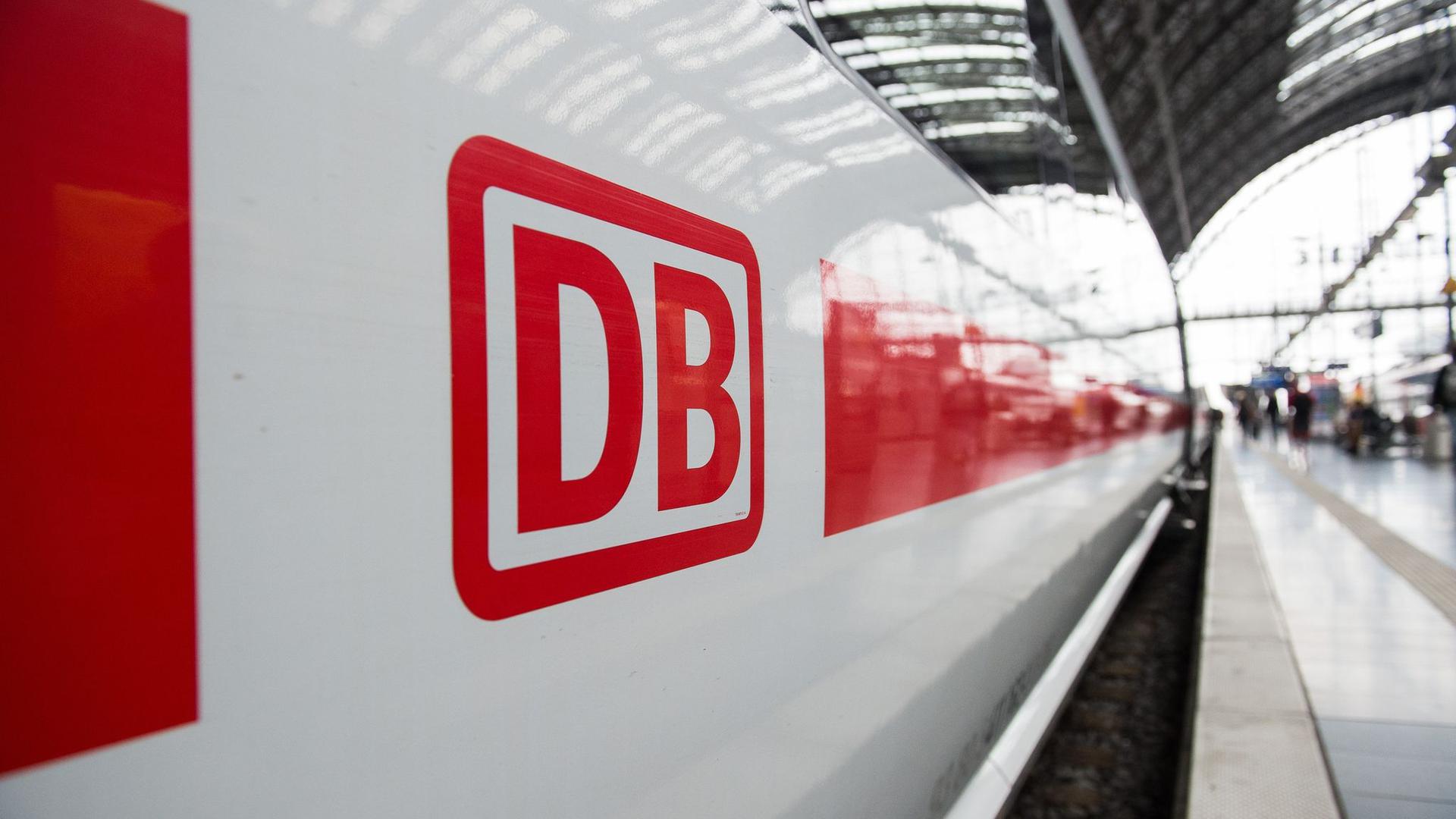 Das Logo der Deutschen Bahn prangt auf einem ICE.