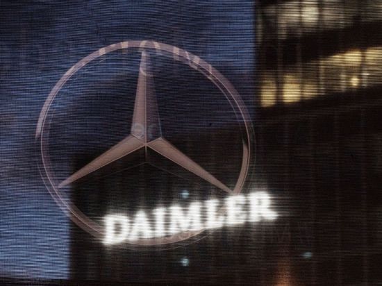 Die Zentrale der Daimler AG zu sehen durch eine Flagge, auf der der Mercedes-Stern abegebildet ist.