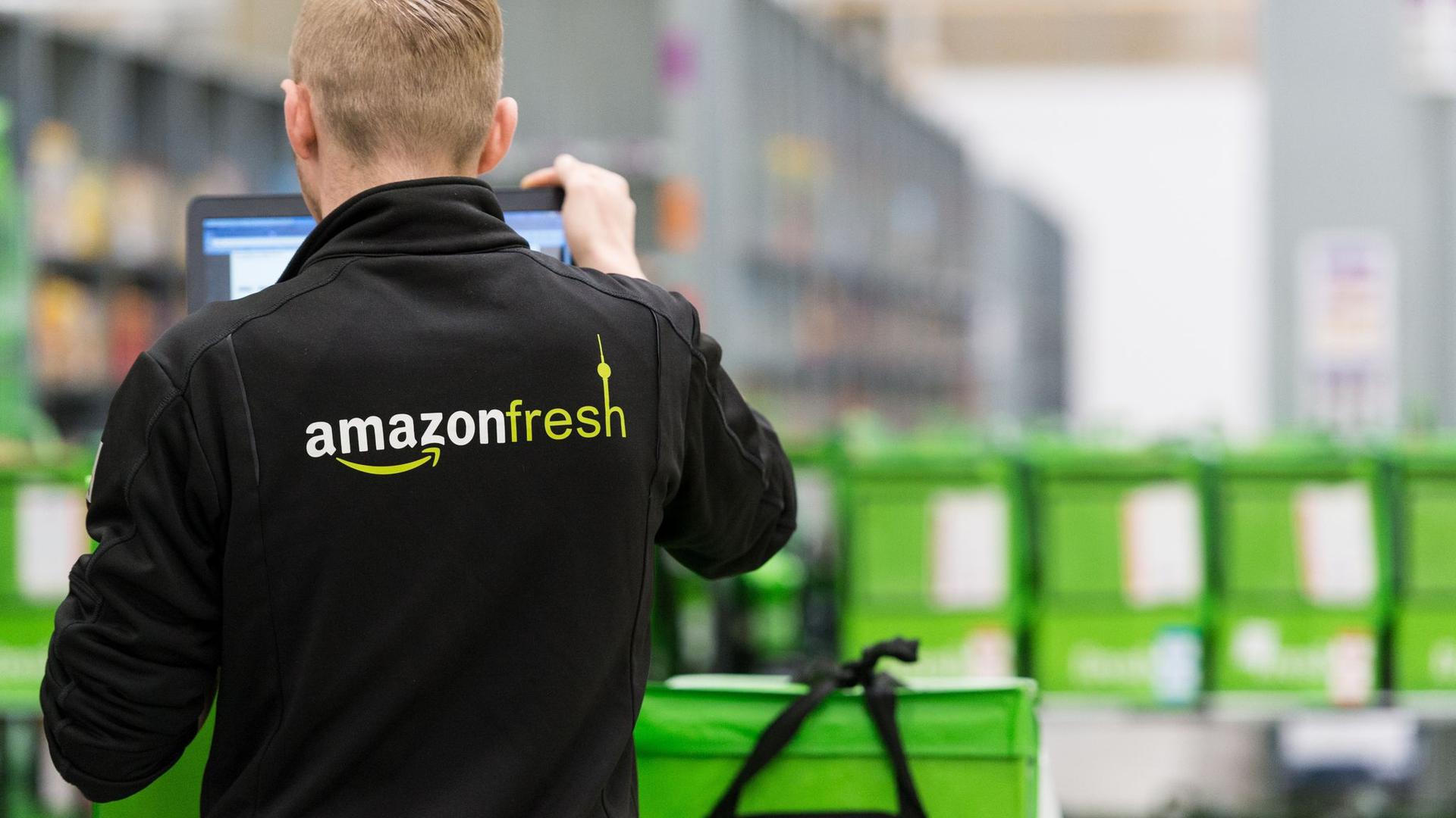 Ein Mitarbeiter des Lebensmittellieferdienstes Amazon Fresh steht in einem Depot der Firma.