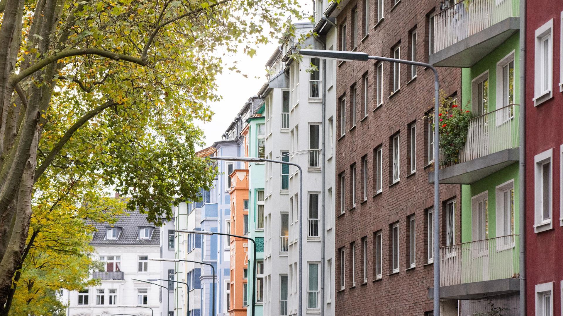 Blick in eine Straße mit Wohnhäusern in Düsseldorf. Der Trend zu überhöhten Immobilienpreisen vor allem in deutschen Großstädten hat sich einer Bundesbank-Analyse zufolge im Jahr 2020 leicht verschärft.