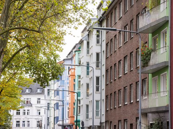 Blick in eine Straße mit Wohnhäusern in Düsseldorf. Der Trend zu überhöhten Immobilienpreisen vor allem in deutschen Großstädten hat sich einer Bundesbank-Analyse zufolge im Jahr 2020 leicht verschärft.