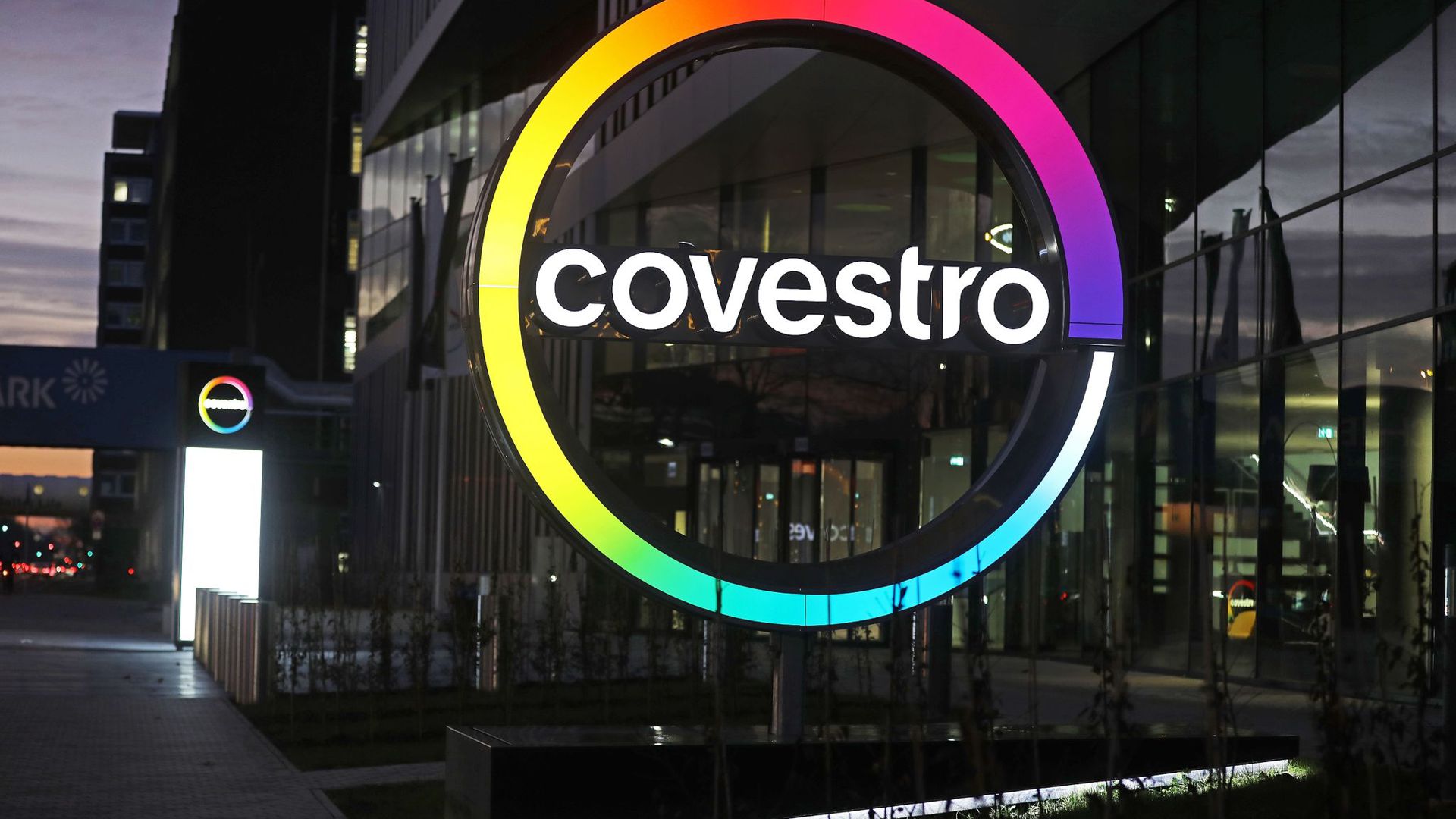 Das Logo des Kunststoffkonzern Covestro leuchtet vor der neuen Unternehmenszentrale am Chempark Leverkusen.