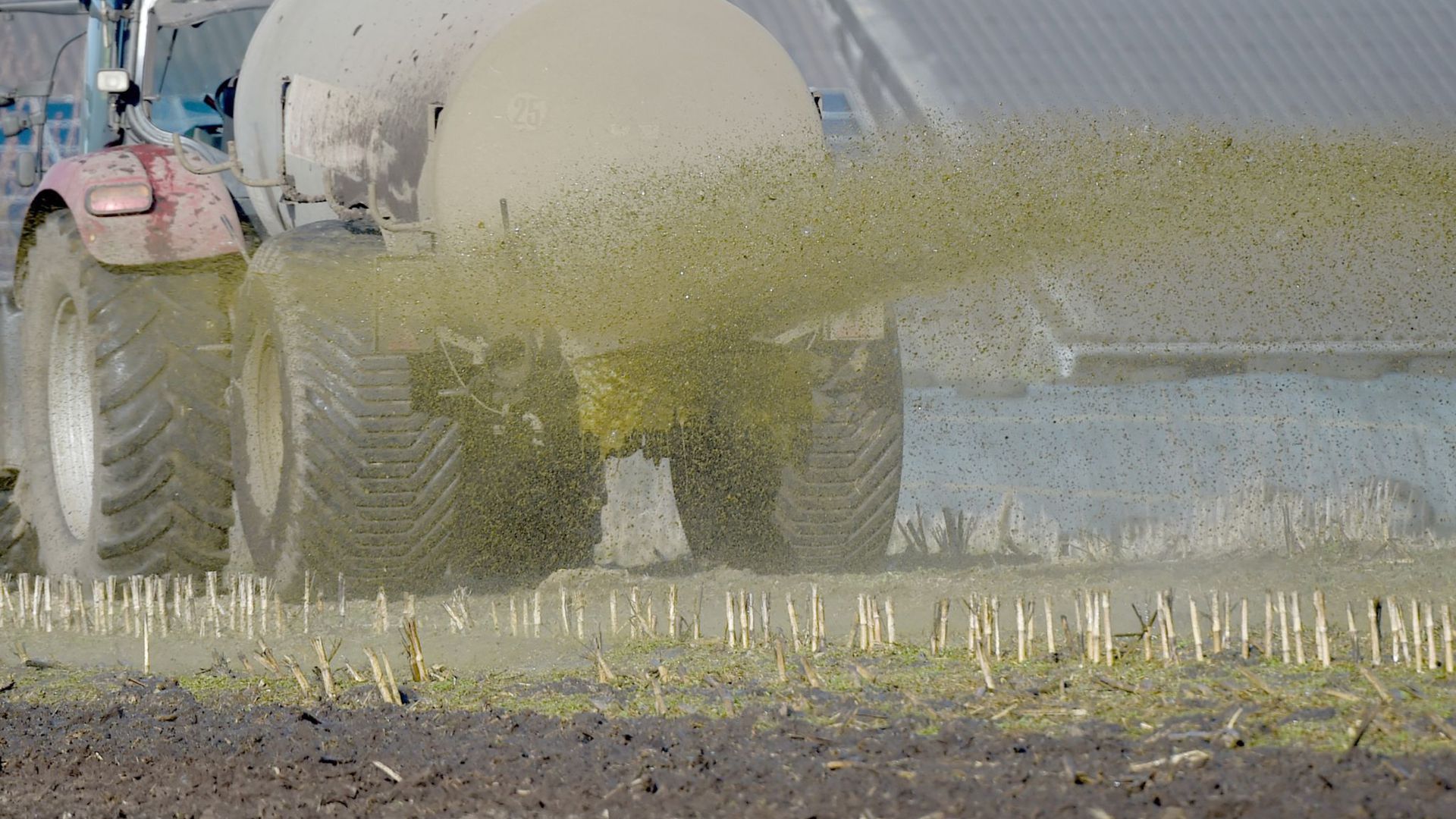 Nach der Frostperiode sind Landwirte seit Anfang Februar dabei, Grünland und Getreideäcker zu düngen.