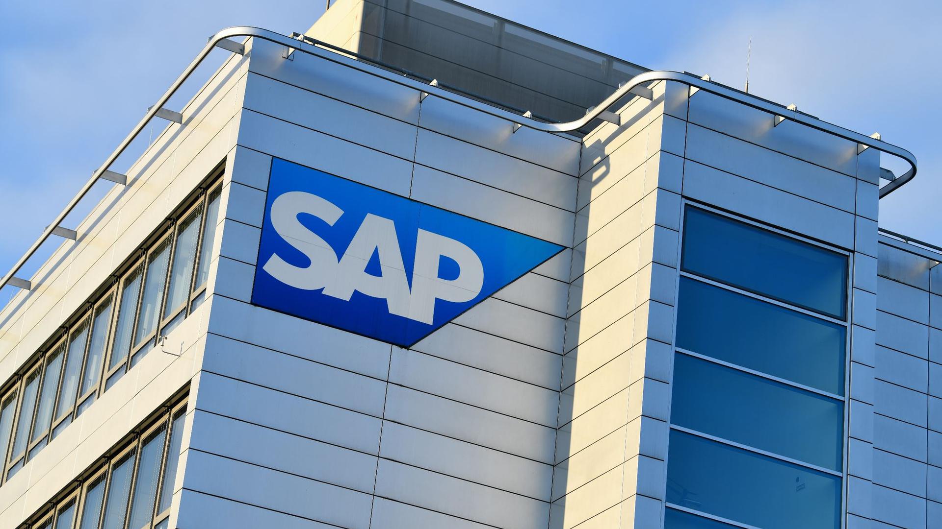 Ein Logo des Softwarekonzerns SAP an einem Gebäude.