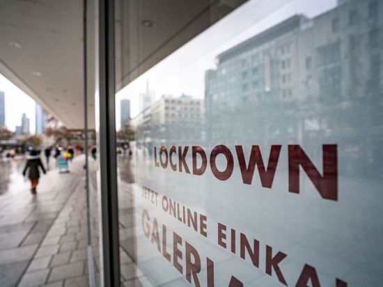 „Lockdown“ steht im Schaufenster eines geschlossenen Kaufhauses auf der Frankfurter Zeil, das darunter zum Online-Einkauf rät.