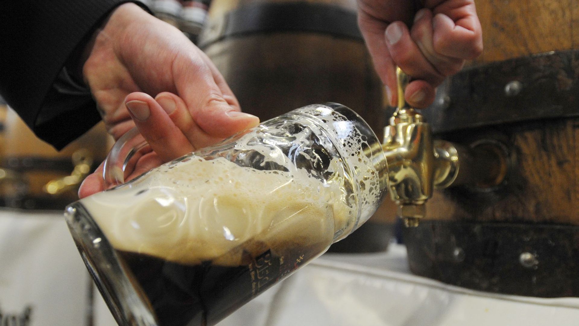 Fassbier ist für viele Brauereien derzeit ein Problem, weil es bei geschlossener Gastronomie und ohne Volksfeste kaum verkauft werden kann.