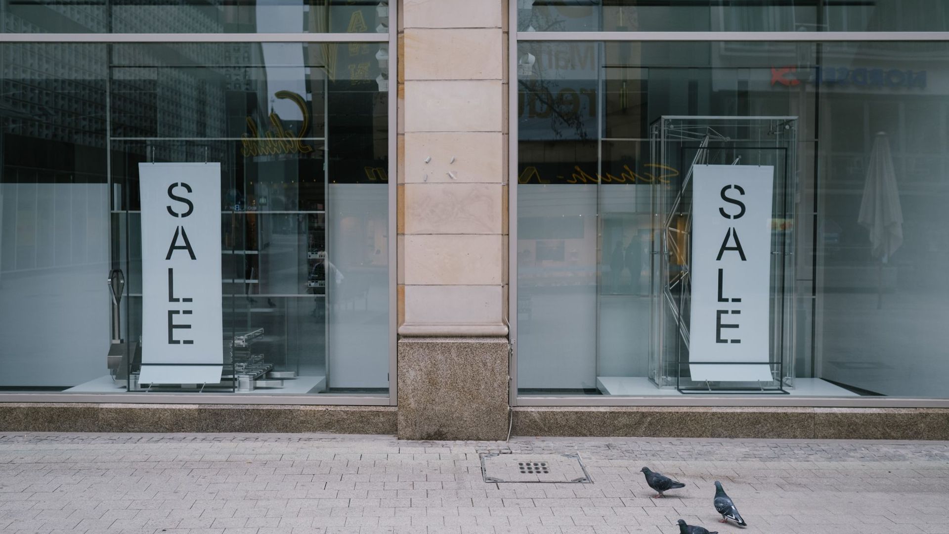 „Sale“ steht im leeren Schaufenster einer Modekette in der Innenstadt von Hannover.