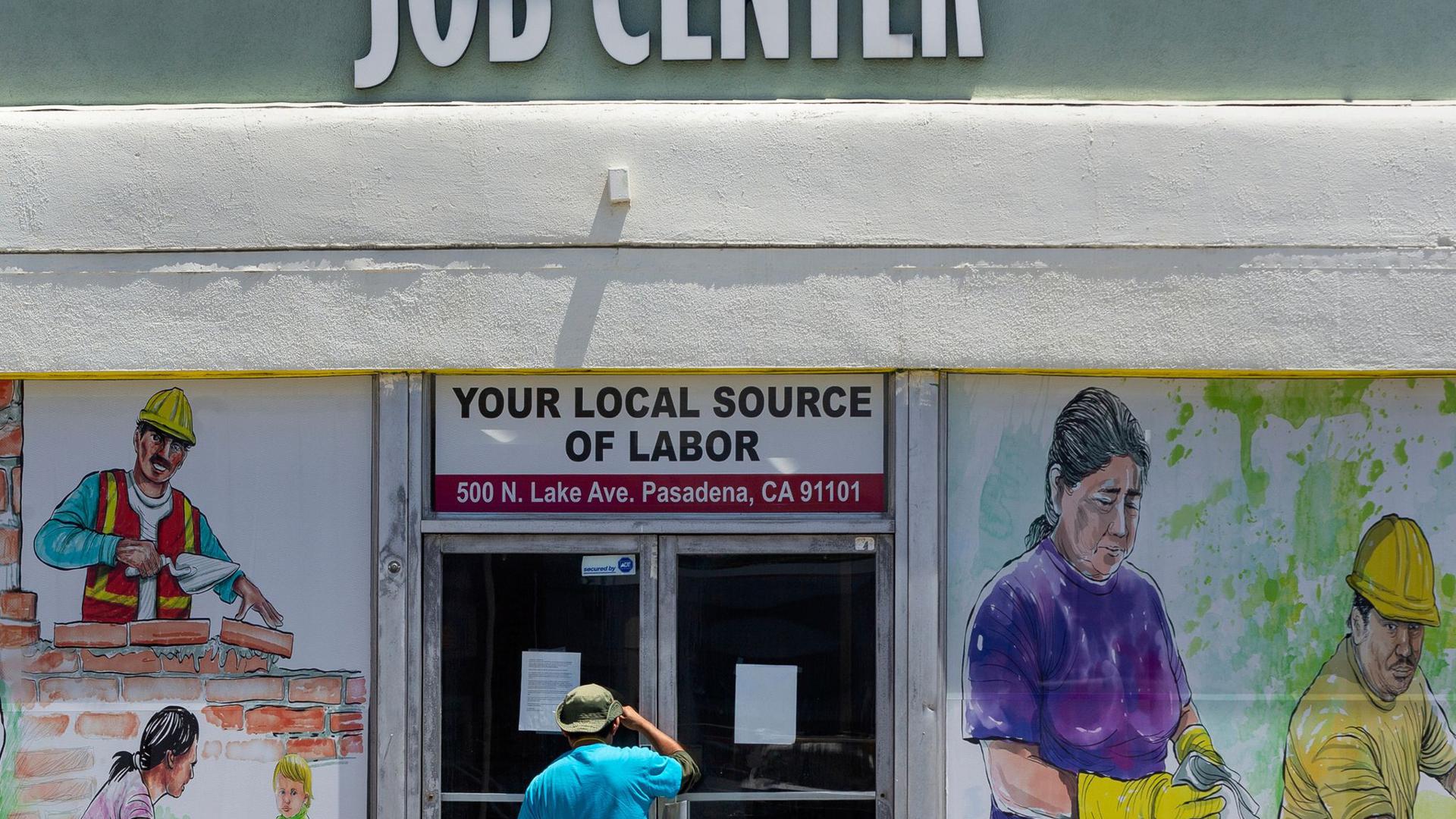 Ein Arbeitssuchender blickt die geschlossenen Türen des örtlichen Jobcenters in Pasadena.