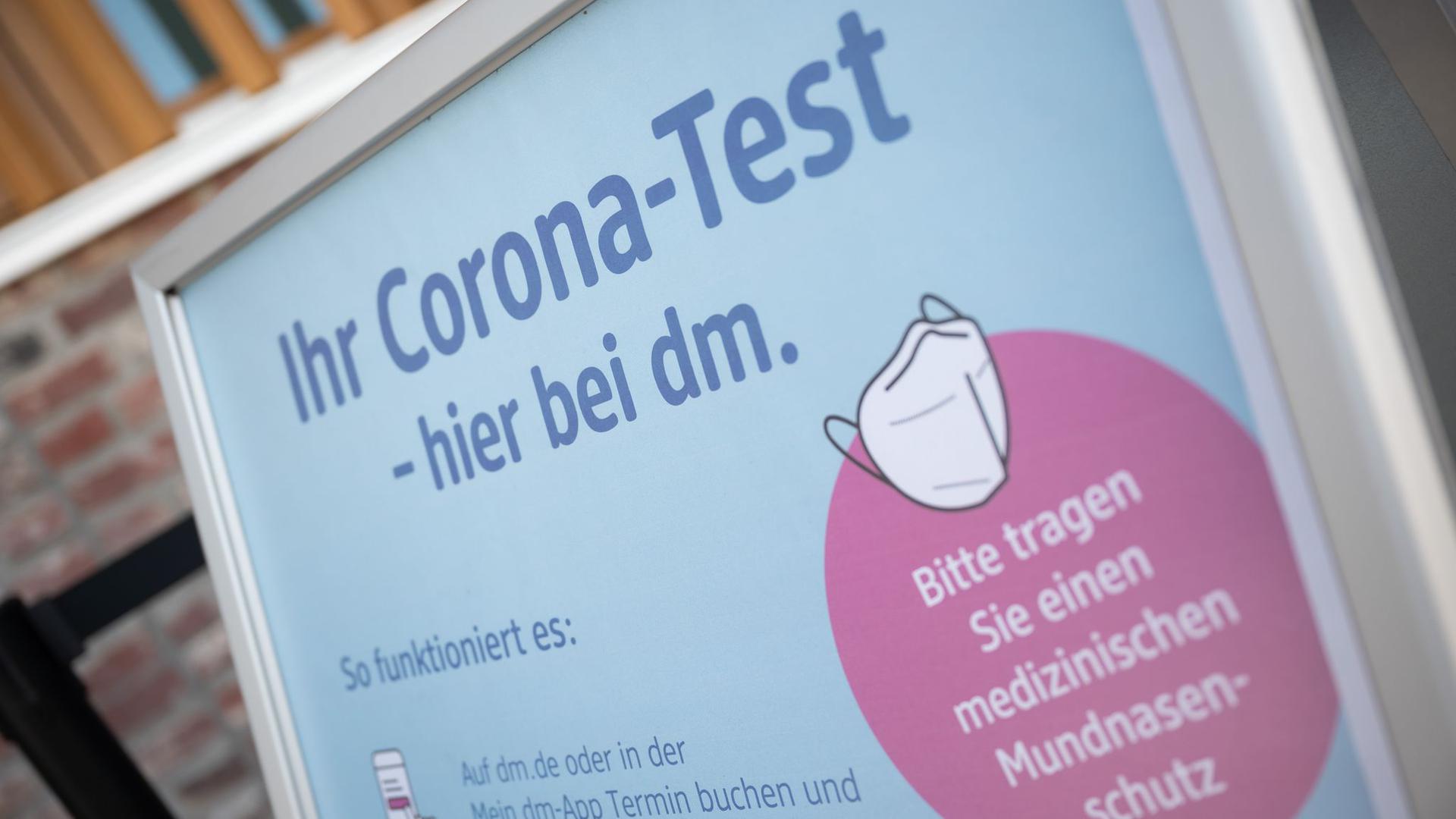 "Ihr Corona-Test - hier bei dm.“ steht während der Vorstellung von Corona-Schnelltest-Zentren der Drogeriemarktkette dm auf einem Schild.