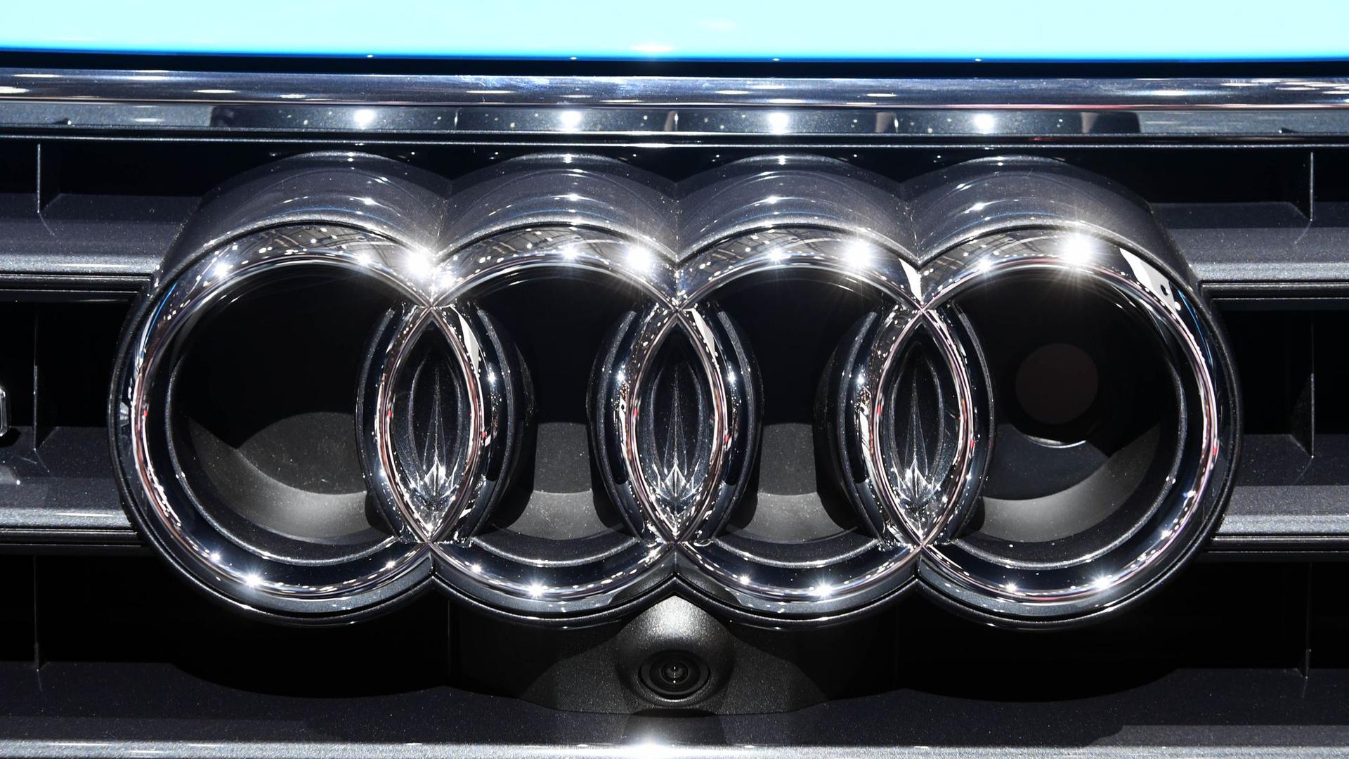 Das Audi Logo ist auf dem 89. Internationalen Genfer Autosalon zu sehen.