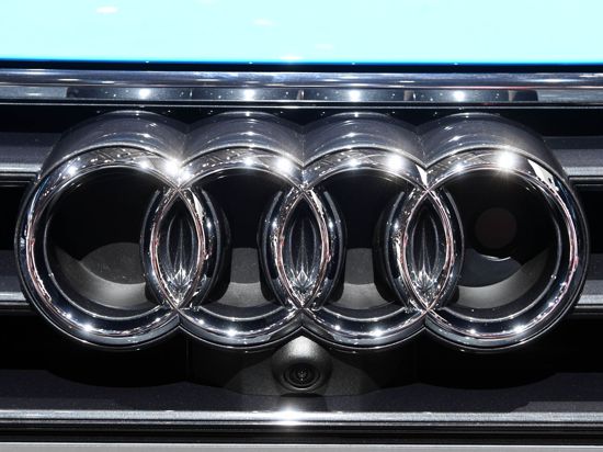 Das Audi Logo ist auf dem 89. Internationalen Genfer Autosalon zu sehen.