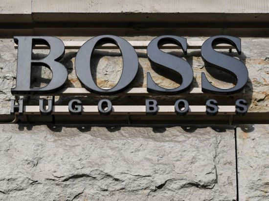 Der Schriftzug vom Mode-und Bekleidungshaus Hugo Boss ist an einem Gebäude zu sehen.
