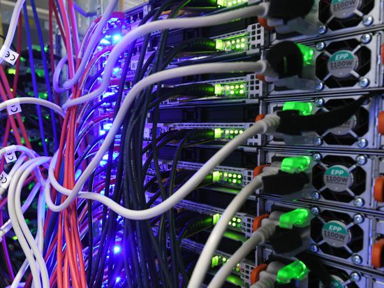 In einem Serverraum in einem Rechenzentrum des Internetdienstanbieters 1&1 am Standort Karlsruhe führen Kabel zu Servern.