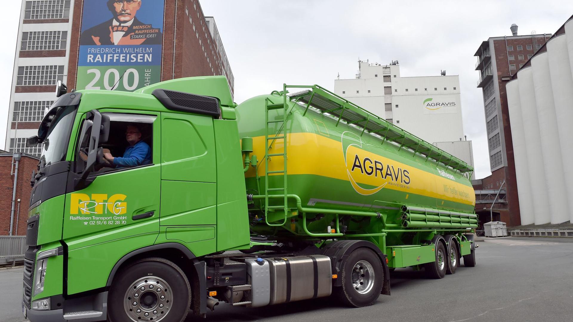 Ein LKW mit Futtermittel der Agravis Raiffeisen AG fährt über das Produktionsgelände i Münster.