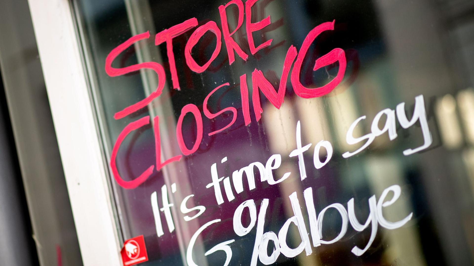 Die englische Aufschrift „Store Closing“ und der Zusatz „It’s time to say Goodbye“ steht auf dem Schaufenster eines geschlossenen Geschäfts in der Oldenburger Innenstadt
