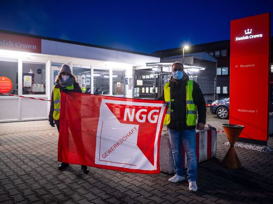 Mitglieder der Gewerkschaft Nahrung-Genuss-Gaststätten rufen vor dem Unternehmen „Danish Crown“ zu Warnstreiks auf.