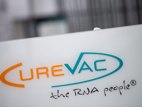 Das Logo des Biotech-Unternehmen Curevac mit dem Slogan „the RNA people“ an der Unternehmenszentrale in Tübingen.