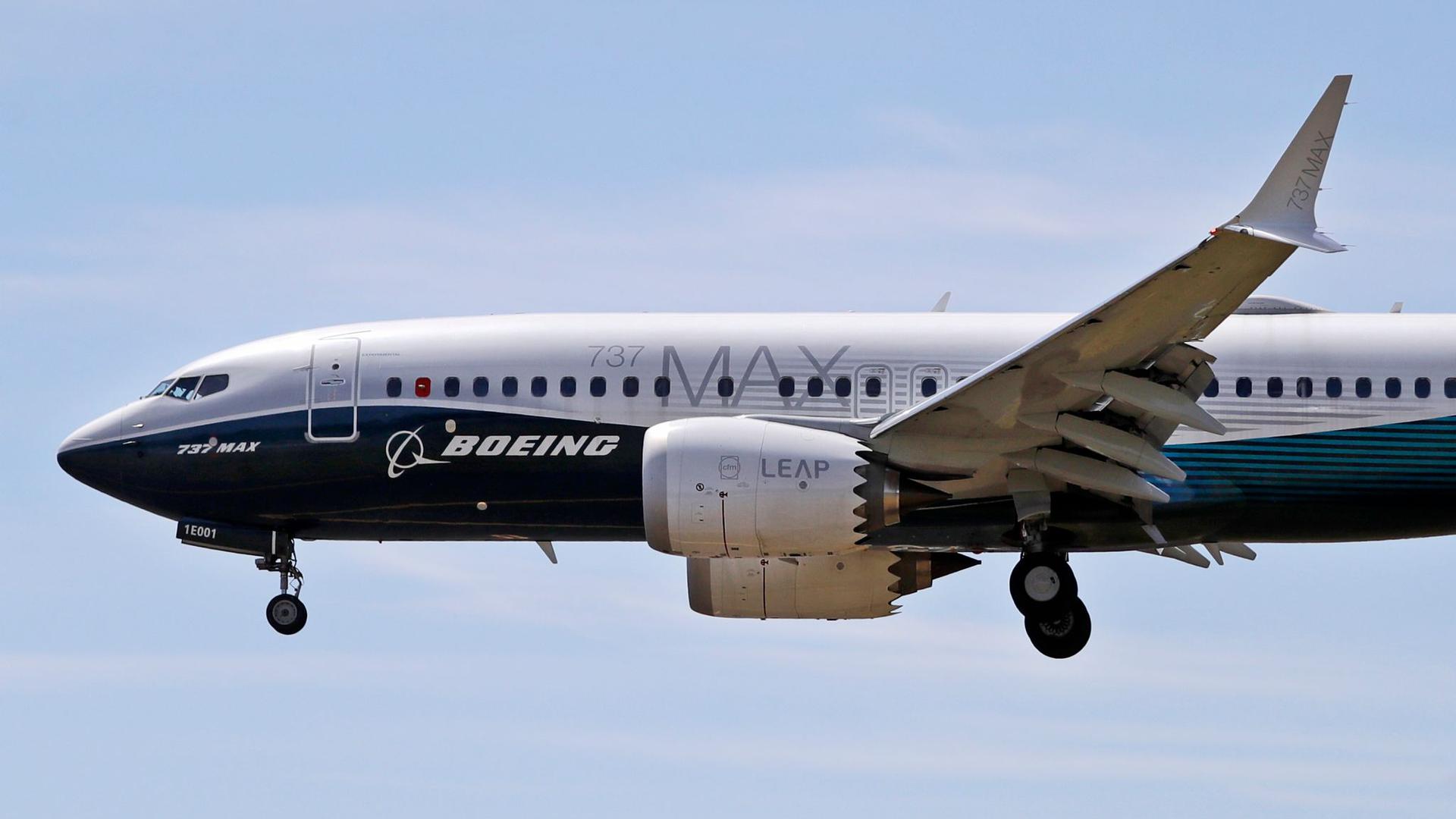 Ein Flugzeug vom Typ Boeing 737 Max befindet sich im Landeanflug.