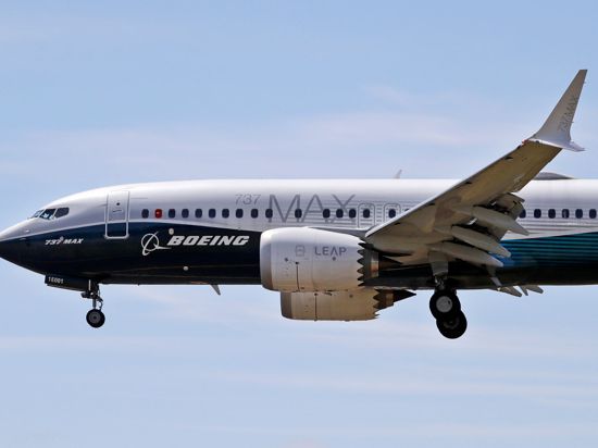 Ein Flugzeug vom Typ Boeing 737 Max befindet sich im Landeanflug.
