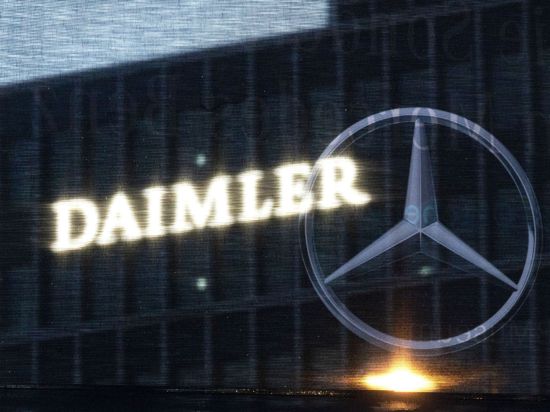 Daimler schickt wegen Chipkrise Tausende Mitarbeiter in Kurzarbeit.