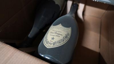 Mit Staub bedeckte Champagner-Flaschen „Dom Perignon Vintage 2009“ in einem Extra-Lager des Logistikzentrums IWL (Internationale Wein-Logistik) des Weinhändlers Hawesko.