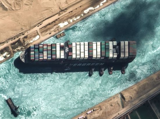 Das auf Grund gelaufene Containerschiff „Ever Given“ blockierte sechs Tage lang den Suezkanal.