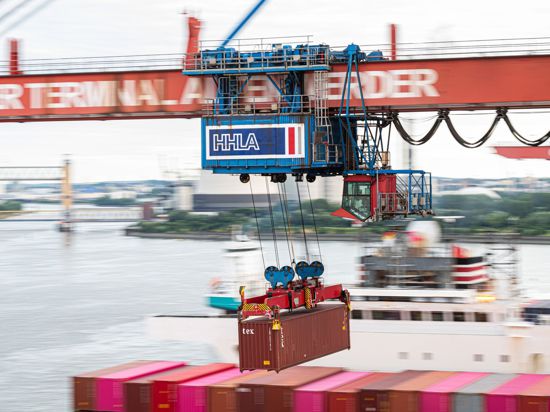 Ein Container wird im Hamburger Hafen auf ein Schiff geladen.