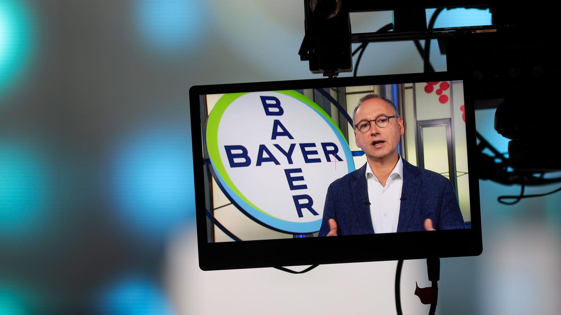 Der Bayer-Vorstandsvorsitzende Werner Baumann spricht auf der virtuellen Hauptversammlung des Unternehmens in Leverkusen.