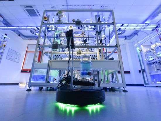 Ein Roboter fährt bei der Vorstellung einer vollautomatisierten Modellfabrik an der Universität Kassel durch den Raum.