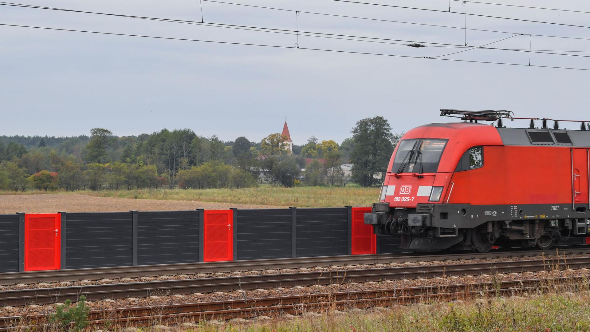 An der Bahnstrecke Berlin - Frankfurt (Oder) wird eine niedrige Lärmschutzwand getestet.