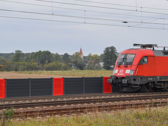 An der Bahnstrecke Berlin - Frankfurt (Oder) wird eine niedrige Lärmschutzwand getestet.