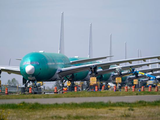 Eine Reihe von Boeing 777X Jets, geparkt auf einer ungenutzten Landebahn in Paine Field in den USA.
