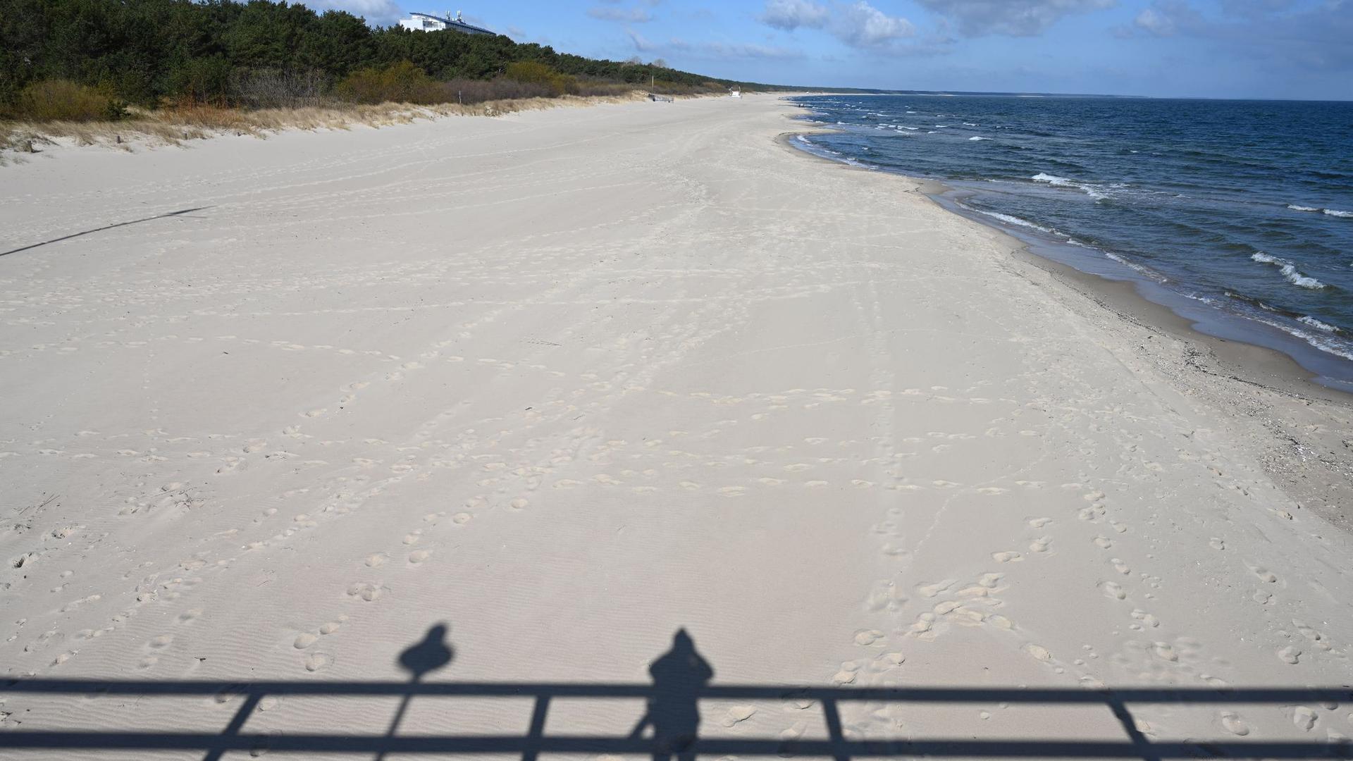 Fast menschenleer ist der Ostseestrand auf der Insel Usedom.  Die G20-Gruppe der wichtigsten Industrie- und Schwellenländer will ein Signal zum Neustart der von der Pandemie angeschlagenen Tourismusbranche geben.