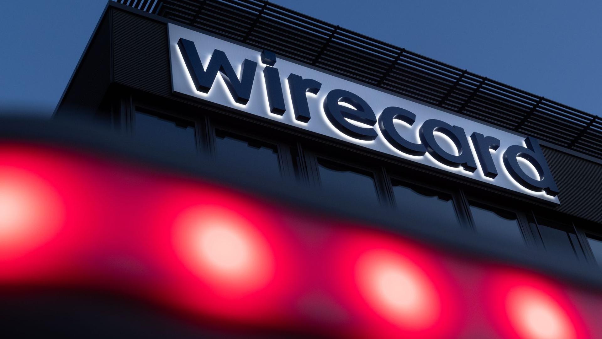 Rote Lichter leuchten vor dem Schriftzug von Wirecard an der damaligen Firmenzentrale des Zahlungsdienstleisters.