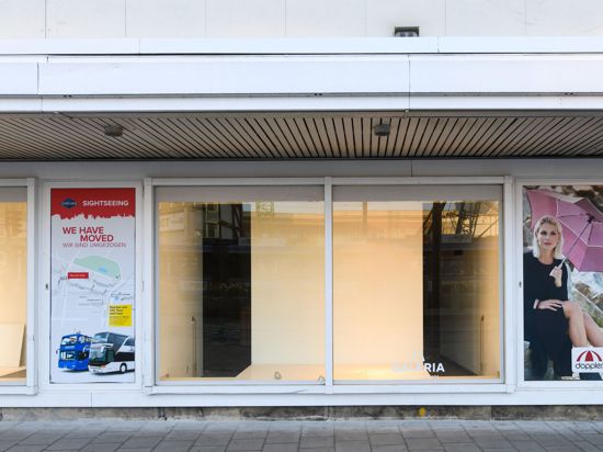 Das leere Schaufenster eines Kaufhauses in der Münchener Innenstadt.