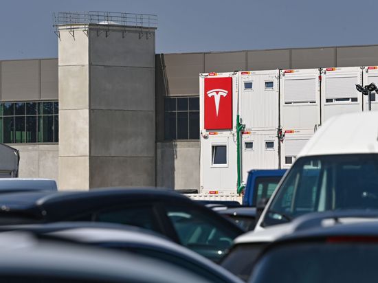 Tesla baut in Grünheide seine erste E-Autofabrik in Europa - gleichzeitig soll dort die weltgrößte Batteriefabrik entstehen.