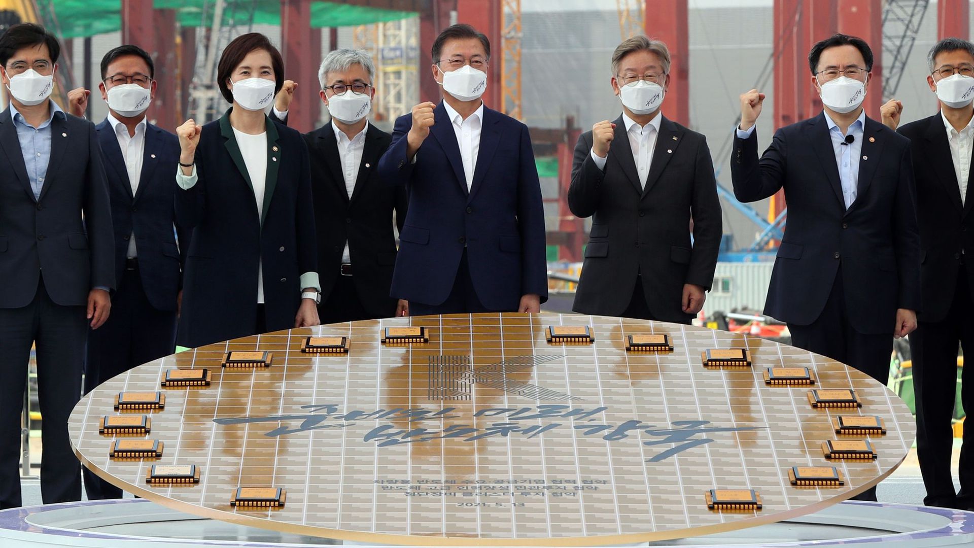 „Halbleiter-Machtzentrum bis 2030“: Staatspräsident Moon Jae In (M) besucht den Samsung-Produktionsstandort in Pyeongtaek.