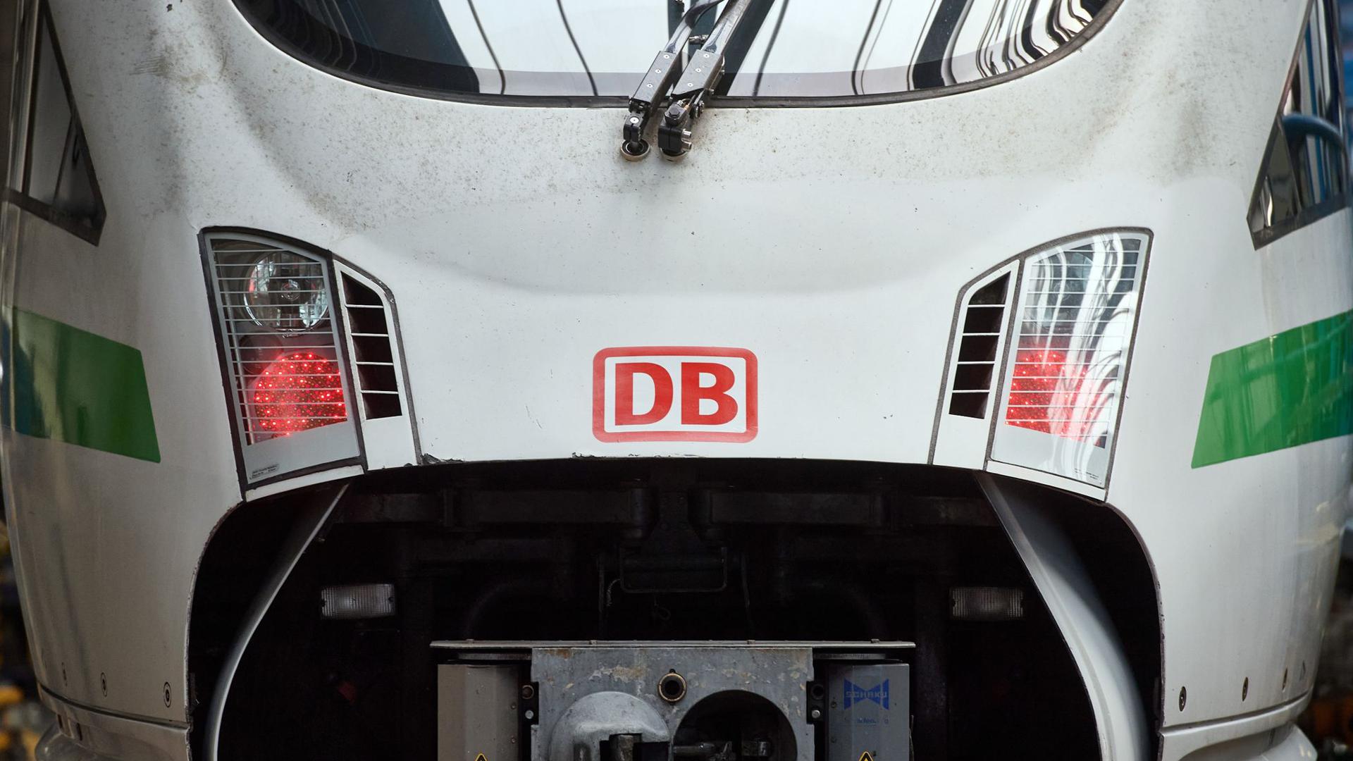 Das Logo der Bahn ist auf der Front eines ICE im DB-Fernverkehrswerk zu sehen. (Symbolbild)