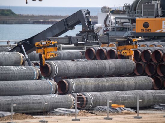 Rohre für die Ostseepipeline Nord Stream 2 auf dem Gelände des Hafen Mukran auf Rügen.