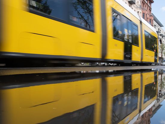 Der Verband Deutscher Verkehrsunternehmen warnt vor einer Kürzung von Leistungen im Nahverkehr, wenn es keine weiteren staatlichen Hilfen gibt.