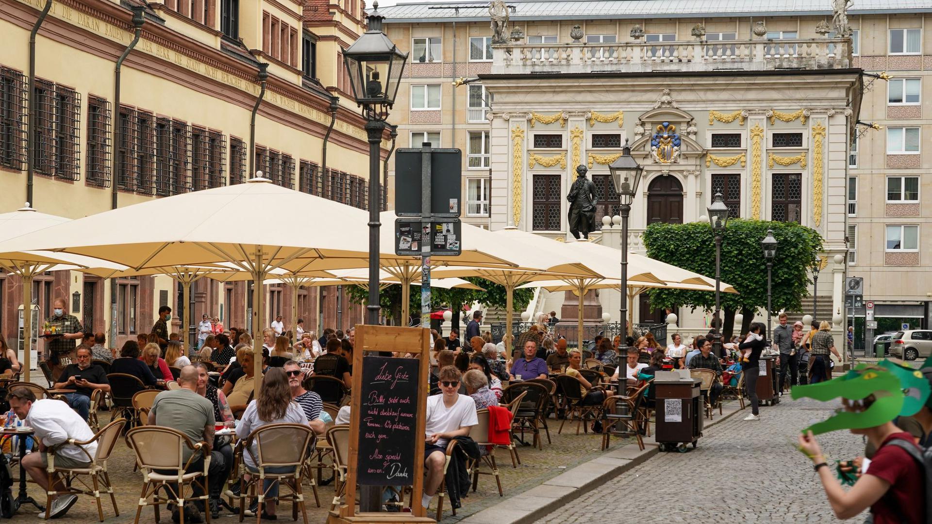 Gutes Wetter und die Lockerungen im Bereich des Einzelhandels sowie der Gastronomie zogen die Menschen in die Innenstadt von Leipzig.