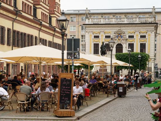 Gutes Wetter und die Lockerungen im Bereich des Einzelhandels sowie der Gastronomie zogen die Menschen in die Innenstadt von Leipzig.