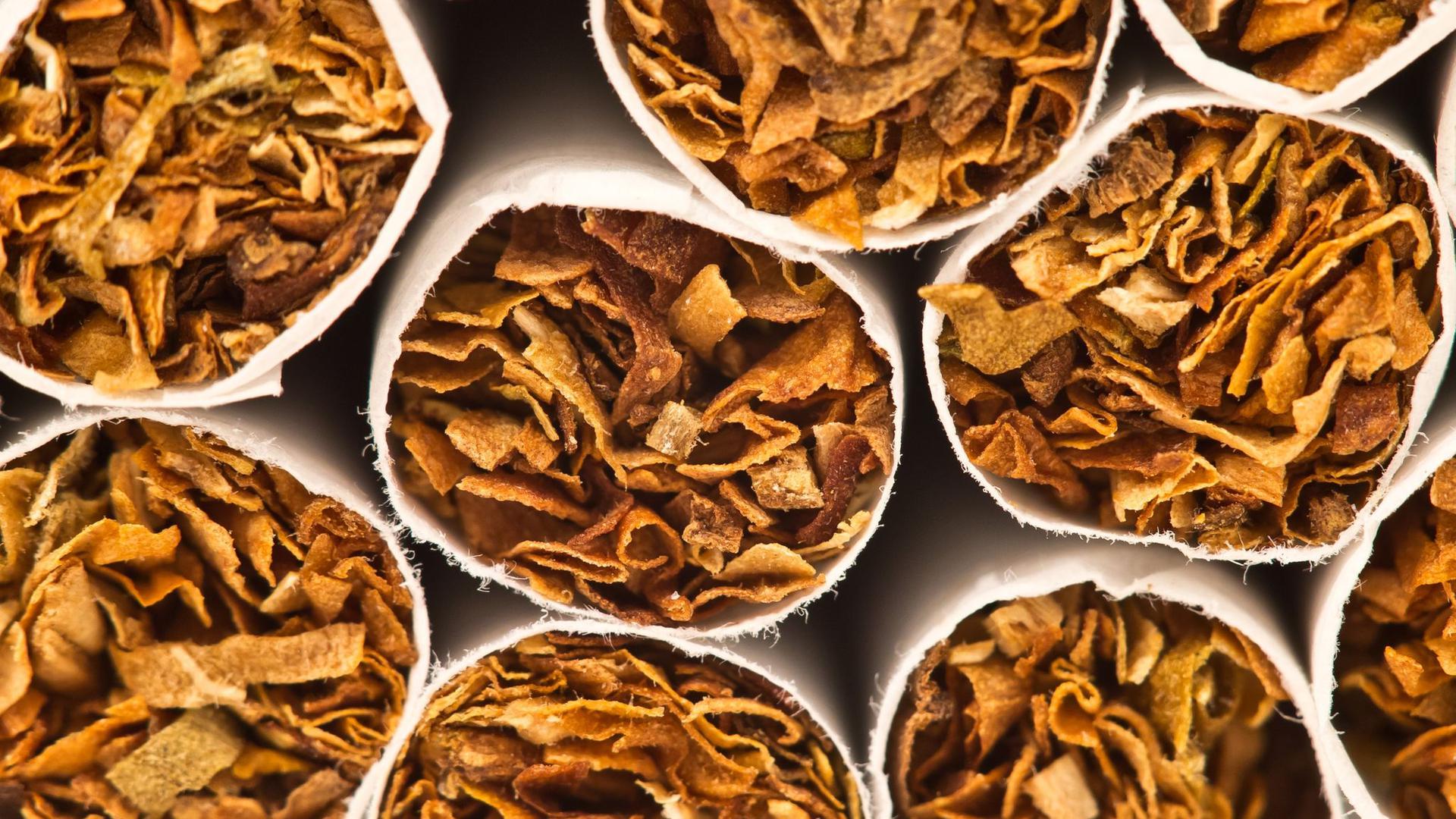 Auf eine Zigarettenpackung soll ab 2022 durchschnittlich 10 Cent mehr Tabaksteuer anfallen als bisher.