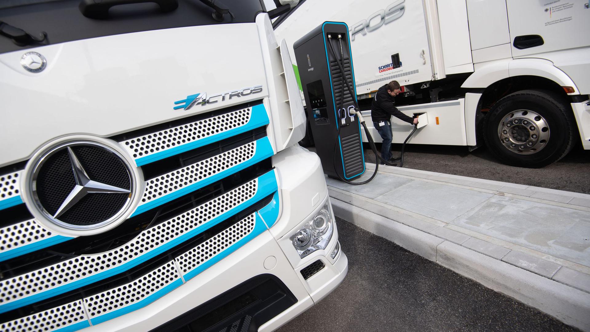 Mercedes-Benz startet mit der Serienproduktion des batterieelektrischen Lastwagens eActros.