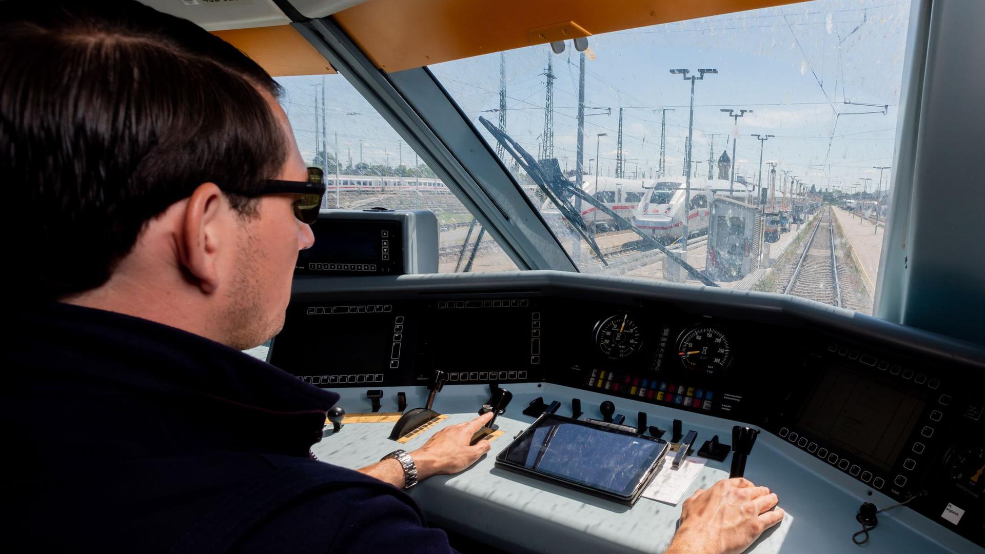 Kevin Tinney, Ausbilder für Lokführer bei der Deutschen Bahn, fährt einen ICE 2 ins ICE-Werk Rummelsburg.