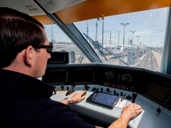 Kevin Tinney, Ausbilder für Lokführer bei der Deutschen Bahn, fährt einen ICE 2 ins ICE-Werk Rummelsburg.
