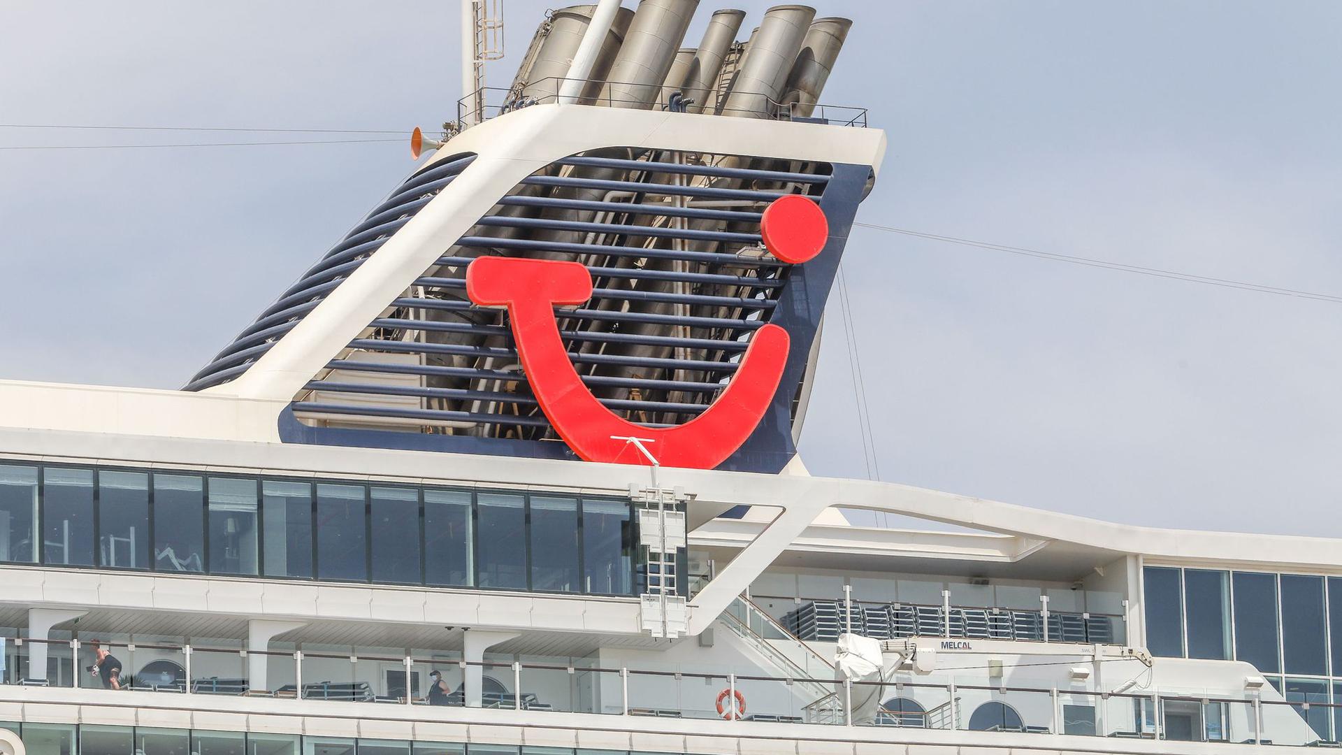 Das Tui-Logo auf dem Kreuzfahrtschiff „Mein Schiff 2“.