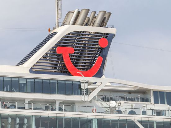 Das Tui-Logo auf dem Kreuzfahrtschiff „Mein Schiff 2“.