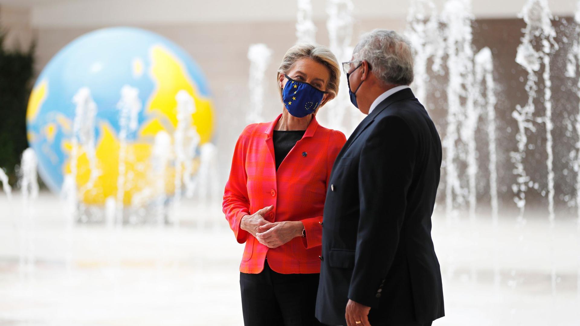 Ursula von der Leyen, Präsidentin der Europäischen Kommission, mit dem portugiesischen Premierminister Antonio Costa in Lissabon.